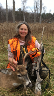 D'Anne Youngs of East Tawas with her 7 point.  She tells her story: 5 PTS on one side and a broken horn so only 2 PTS on the other!