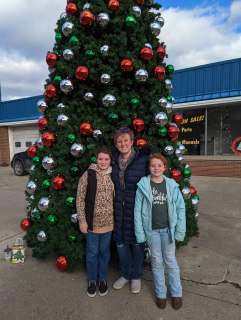 Zoey & Mazey Jagelewski with Mom Katy Jagelewski!   Christmas shopping with Mom!